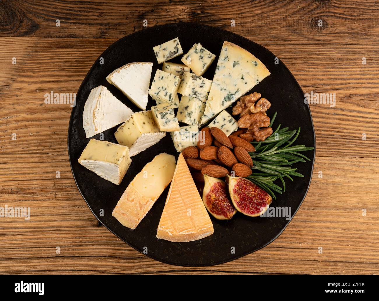 Piatto di formaggi vari colorati, vassoio di gorgonzola giallo, bianco e blu, munster, tavola di formaggi fourme, prodotti caseari tritati assortiti, molti Foto Stock