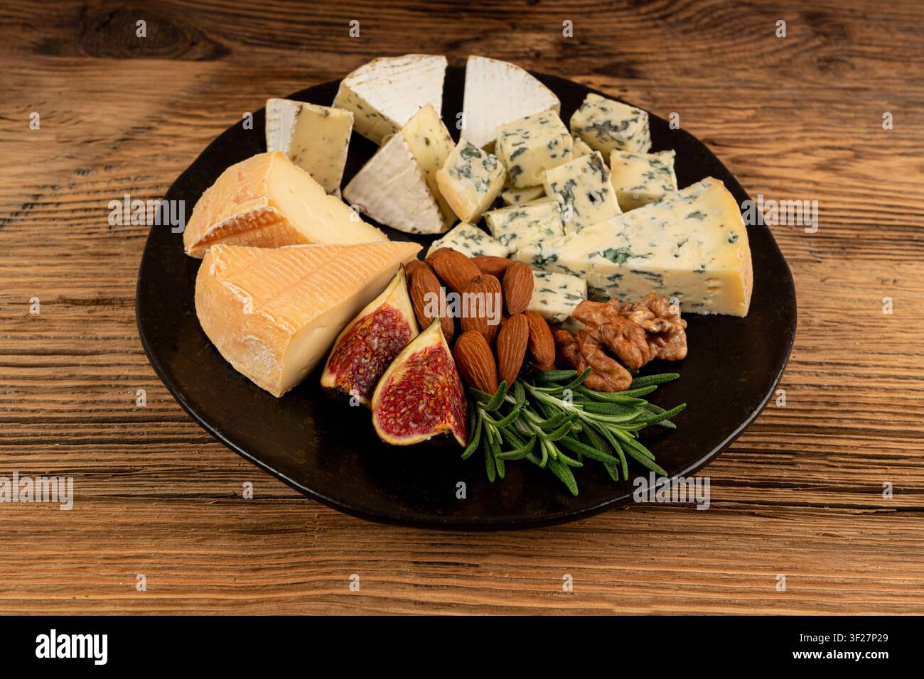 Piatto di formaggi vari colorati, vassoio di gorgonzola giallo, bianco e blu, munster, tavola di formaggi fourme, prodotti caseari tritati assortiti, molti Foto Stock