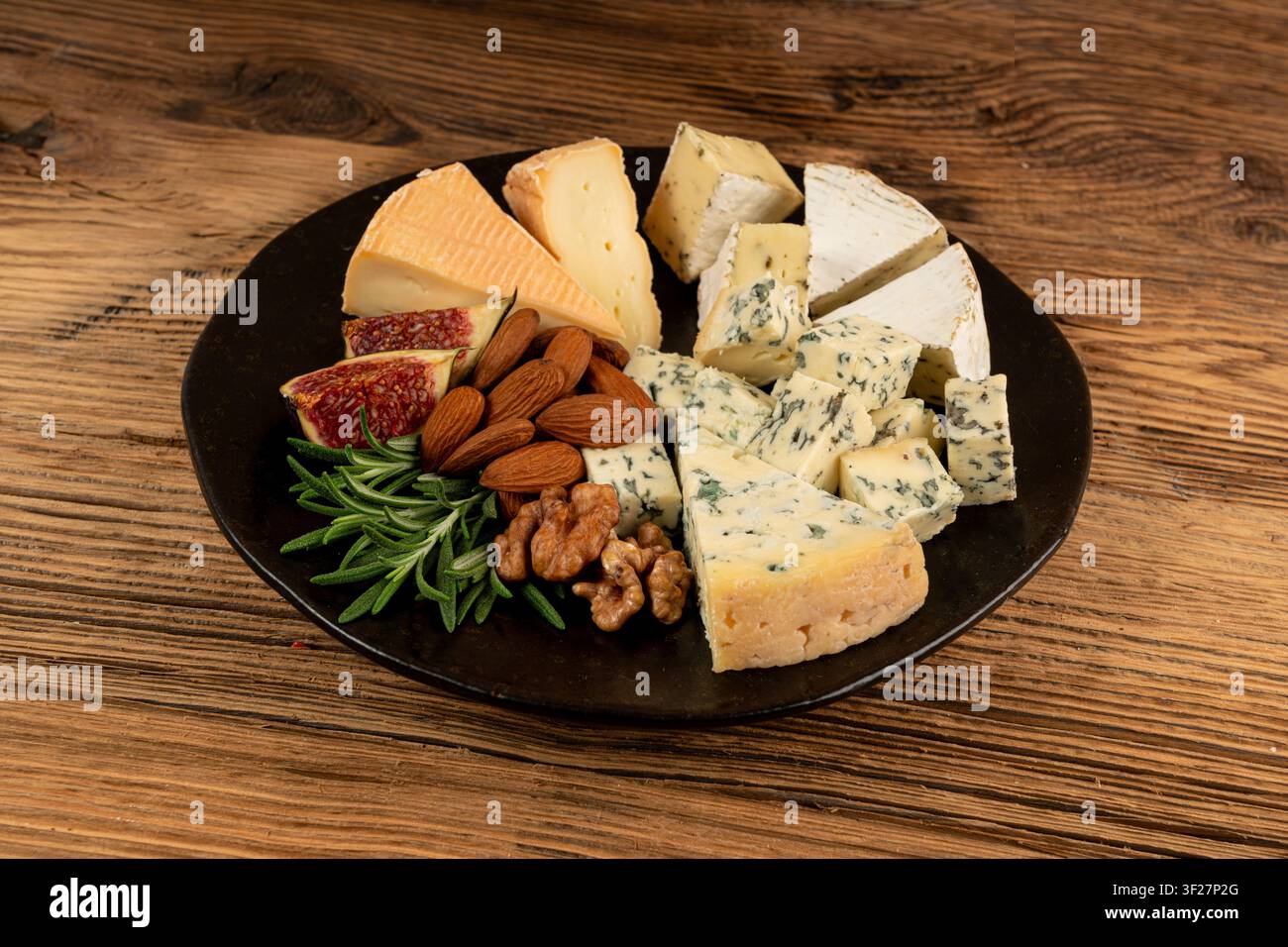 Piatto di formaggi vari colorati, vassoio di gorgonzola giallo, bianco e blu, munster, tavola di formaggi fourme, prodotti caseari tritati assortiti, molti Foto Stock