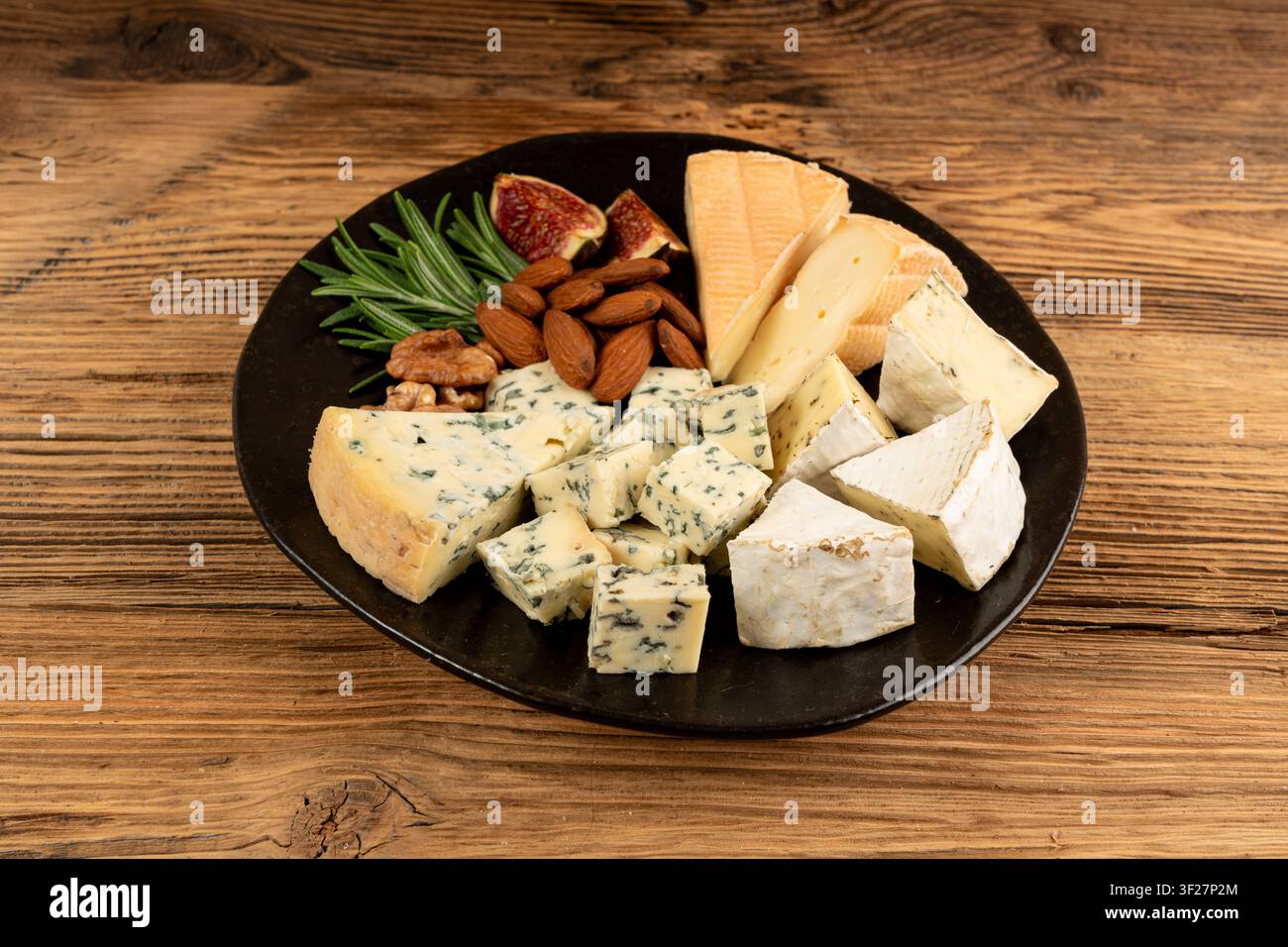 Piatto di formaggi vari colorati, vassoio di gorgonzola giallo, bianco e blu, munster, tavola di formaggi fourme, prodotti caseari tritati assortiti, molti Foto Stock