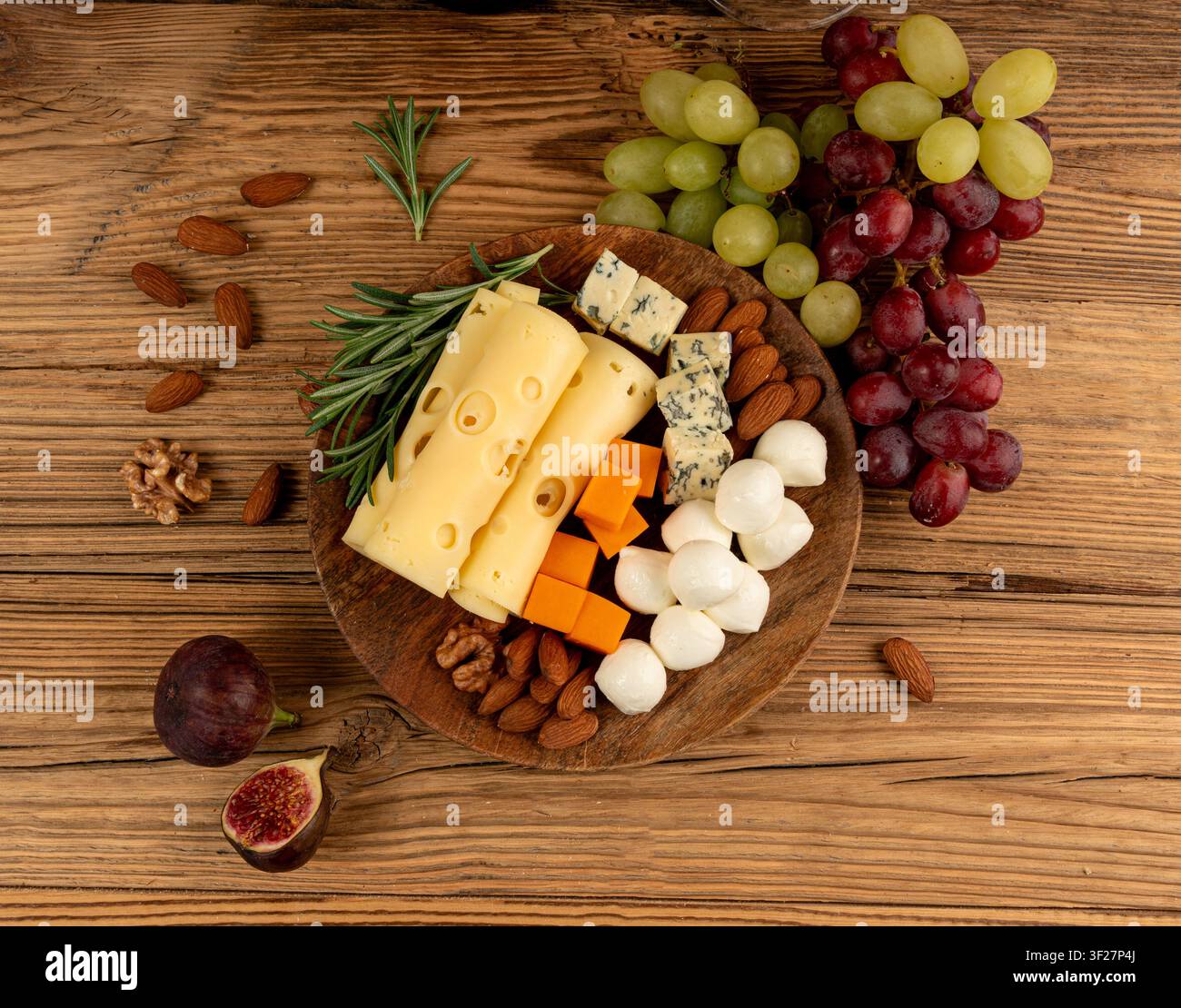 Piatto di formaggi vari colorati, vassoio di gorgonzola giallo, bianco e blu, munster, tavola di formaggi fourme, prodotti caseari tritati assortiti, molti Foto Stock