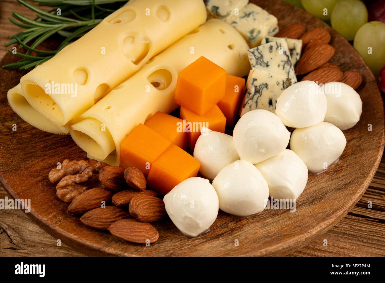 Piatto di formaggi vari colorati, vassoio di gorgonzola giallo, bianco e blu, munster, tavola di formaggi fourme, prodotti caseari tritati assortiti, molti Foto Stock