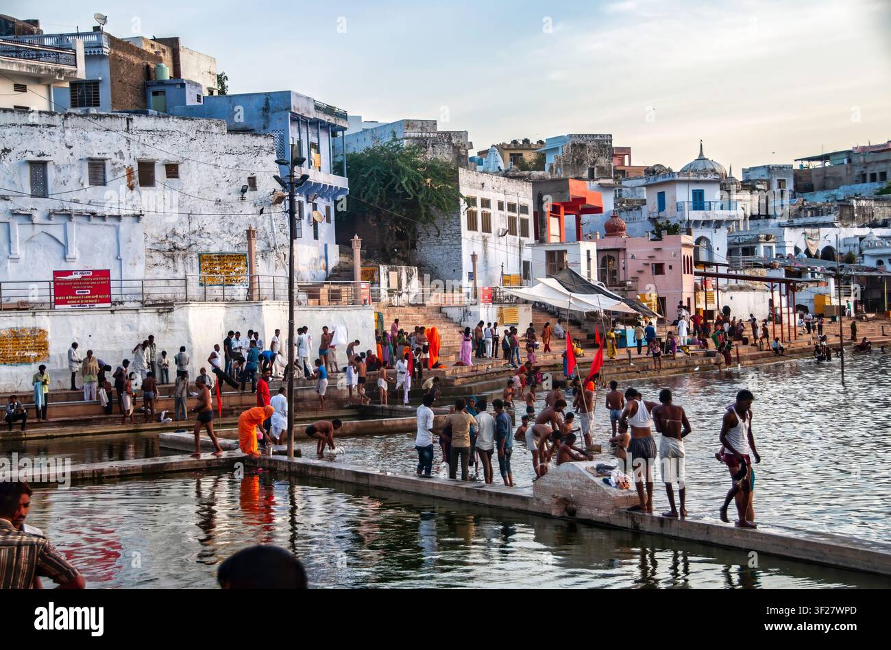 Rituali mattutini nel lago della città sacra di Pushkar, Rajasthan, India. Settembre 2015 Foto Stock