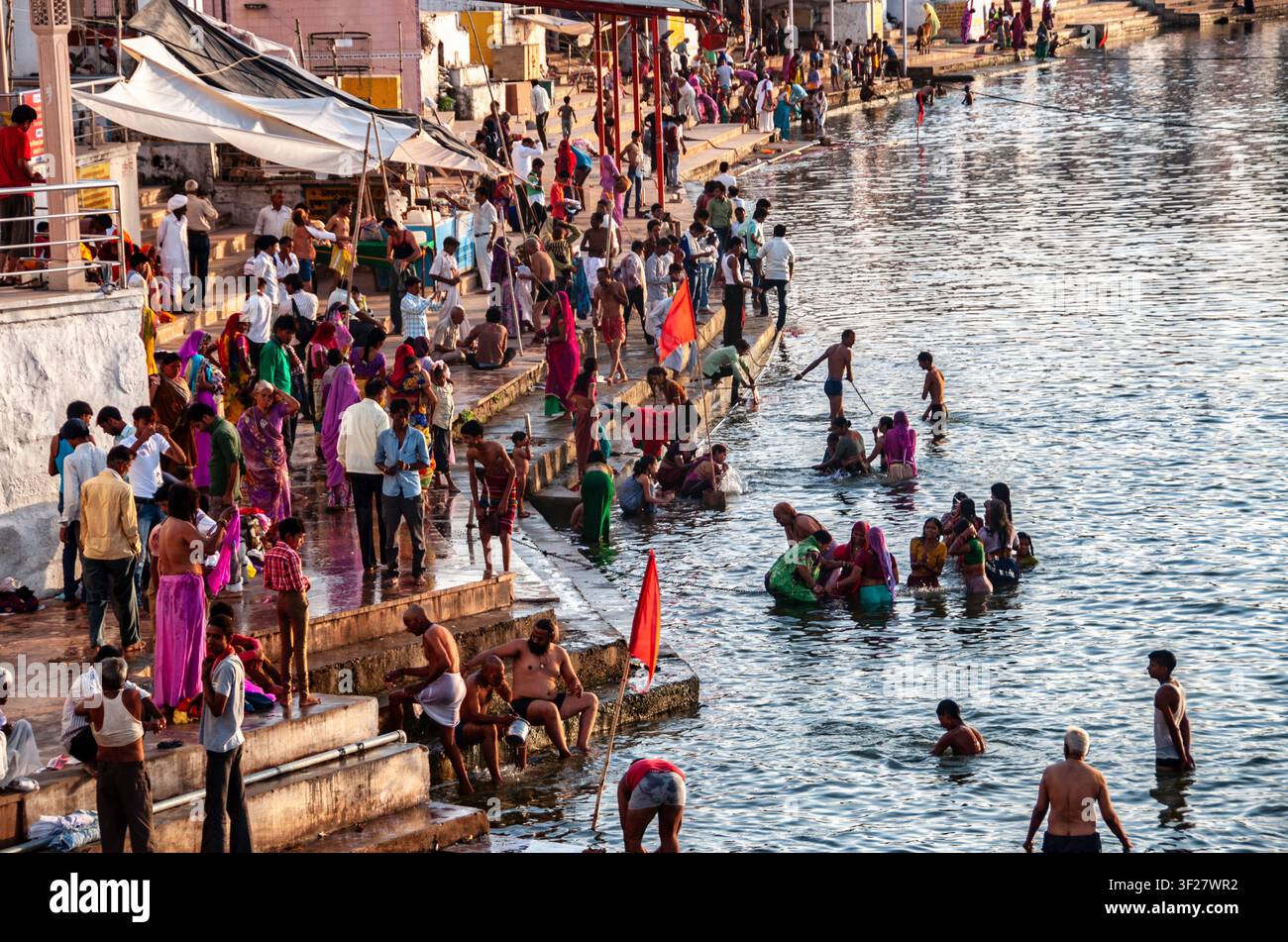 Rituali mattutini nel lago della città sacra di Pushkar, Rajasthan, India. Settembre 2015 Foto Stock