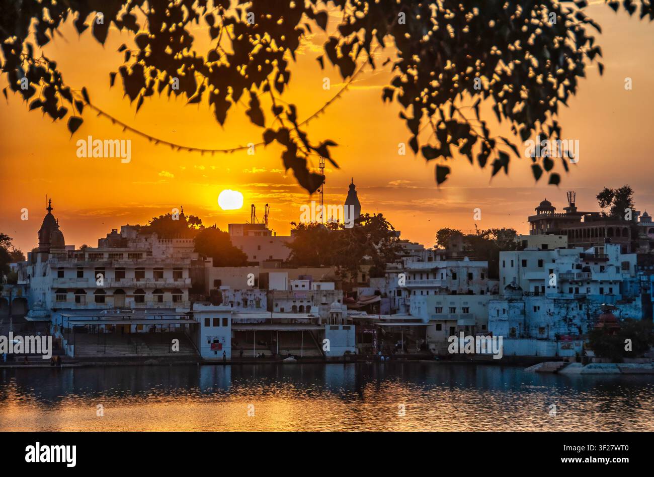 Tramonto sul lago della città sacra di Pushkar, Rajasthan, India. Settembre 2015 Foto Stock