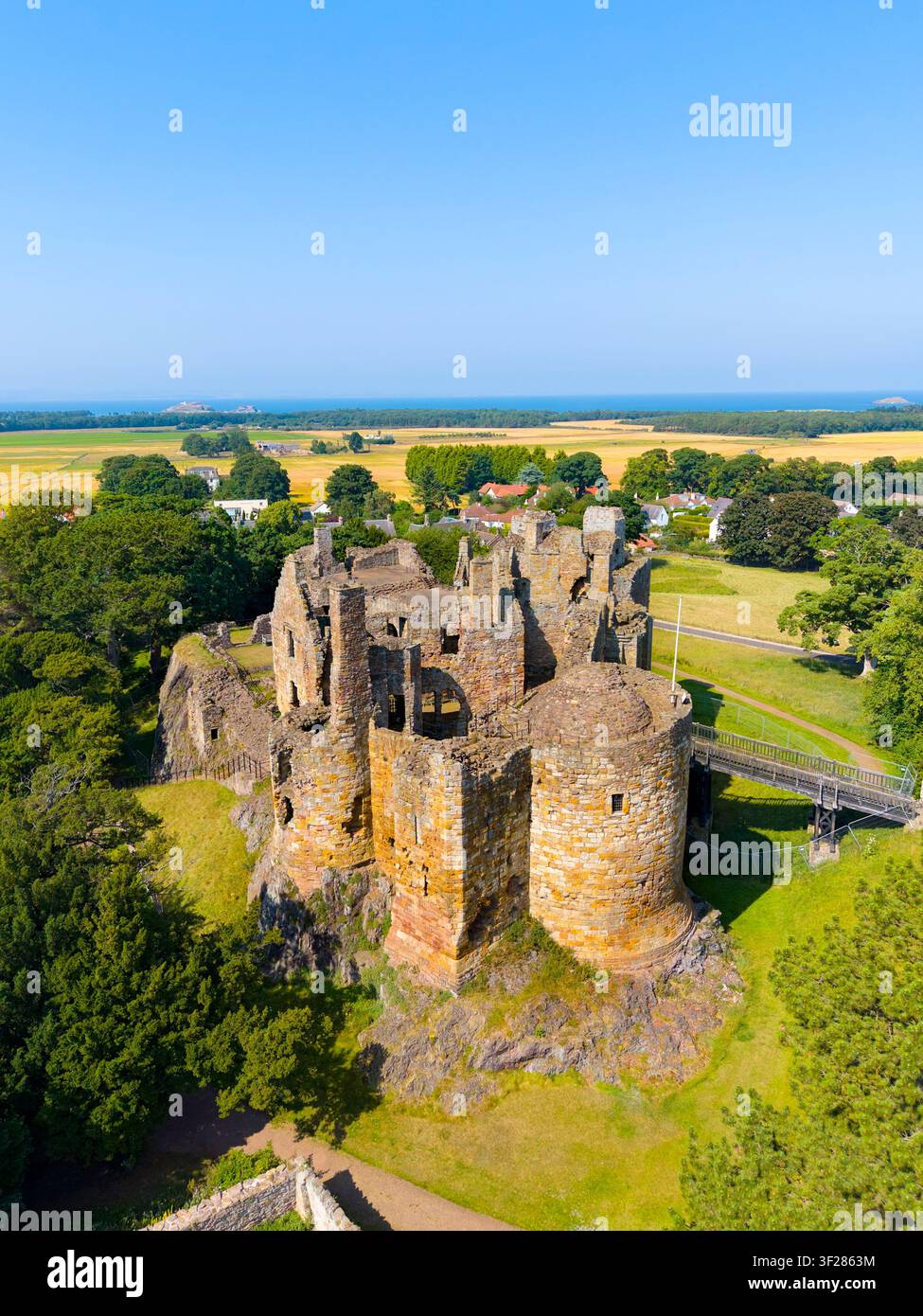 Vista aerea del castello di Dirleton nel villaggio di Dirleton a East Lothian, Scozia, Regno Unito Foto Stock