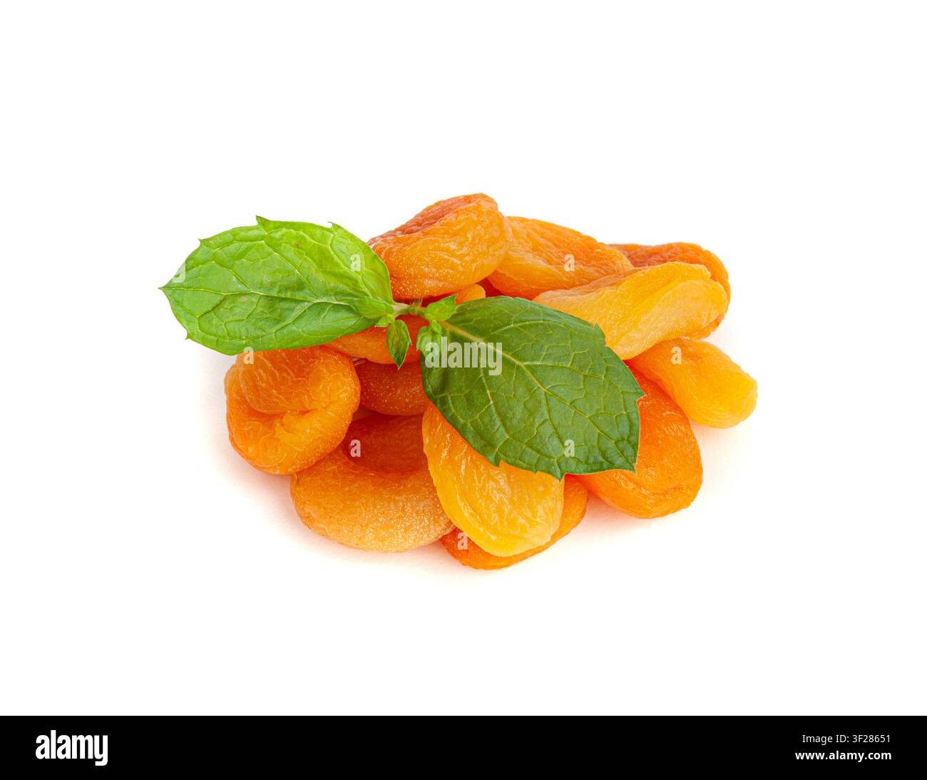 Albicocca secca isolata, mucchio di albicocche secche con foglie verdi, gruppo di frutti d'arancia sani, dolce spuntino dessert biologico, cibo dietetico sano, albicocche secche Foto Stock