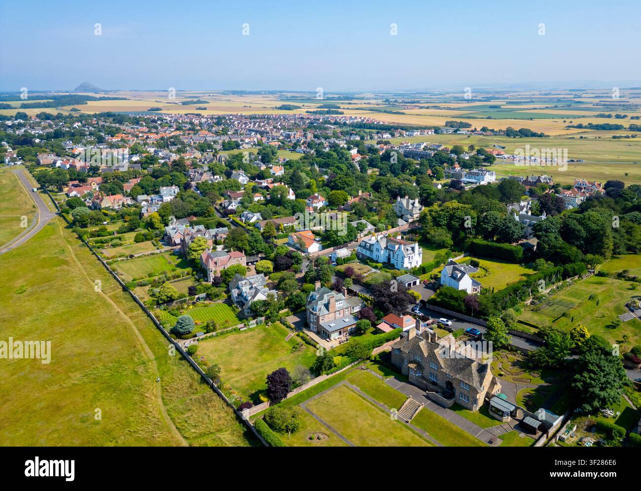 Vista aerea di grandi case sulla esclusiva strada di lusso Hill Road nel villaggio di Gullane a East Lothian, Scozia, Regno Unito Foto Stock