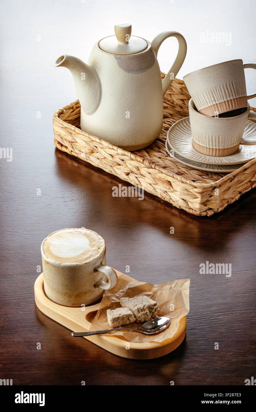 Caffè e tè del mattino serviti in ceramica Foto Stock