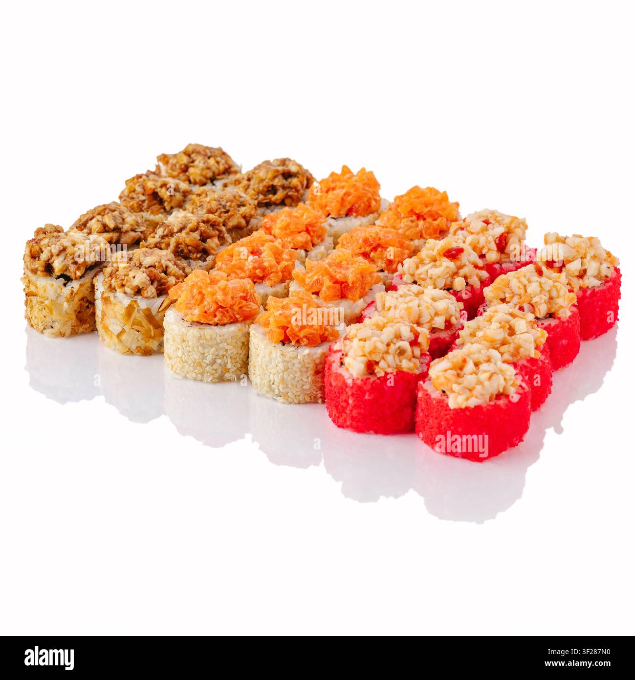 Una varietà di deliziose roulette di sushi speciali Foto Stock