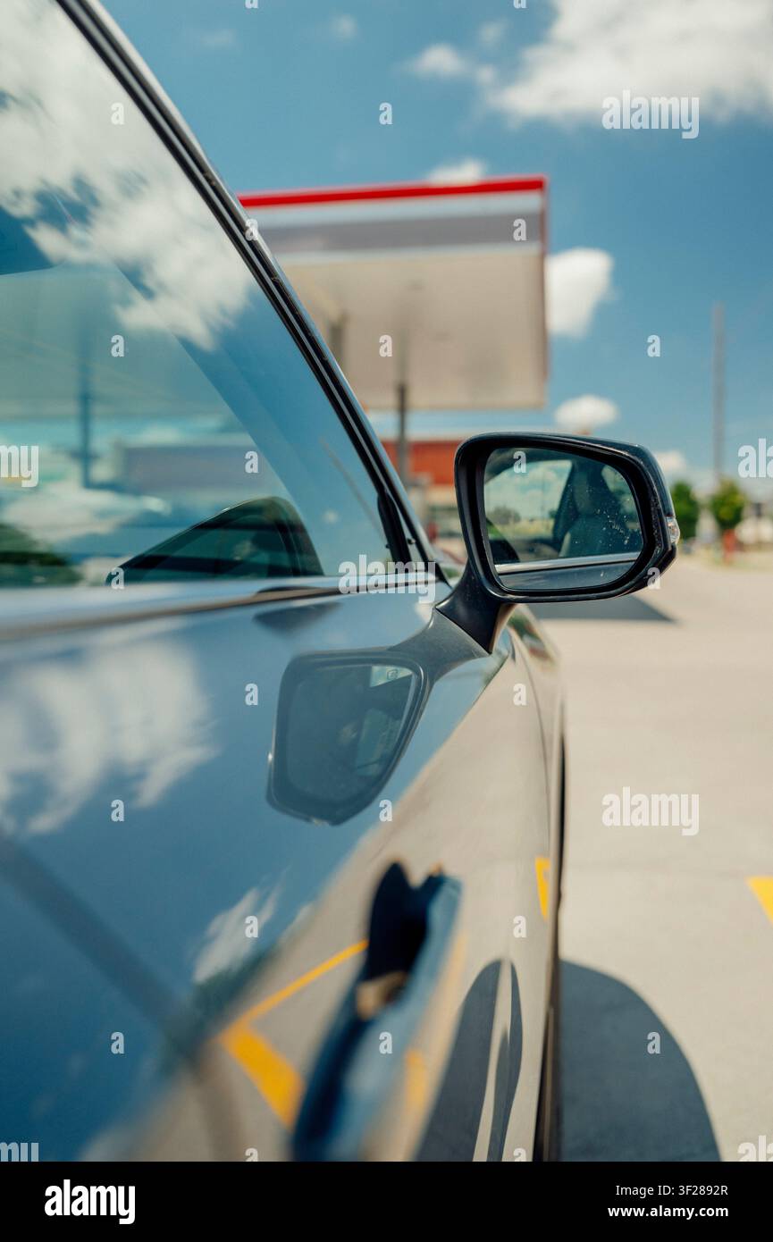 Auto di colore scuro parcheggiata in una stazione di servizio. Foto Stock