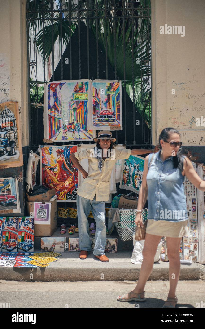 Artista di strada che vende le sue opere per strada Foto Stock