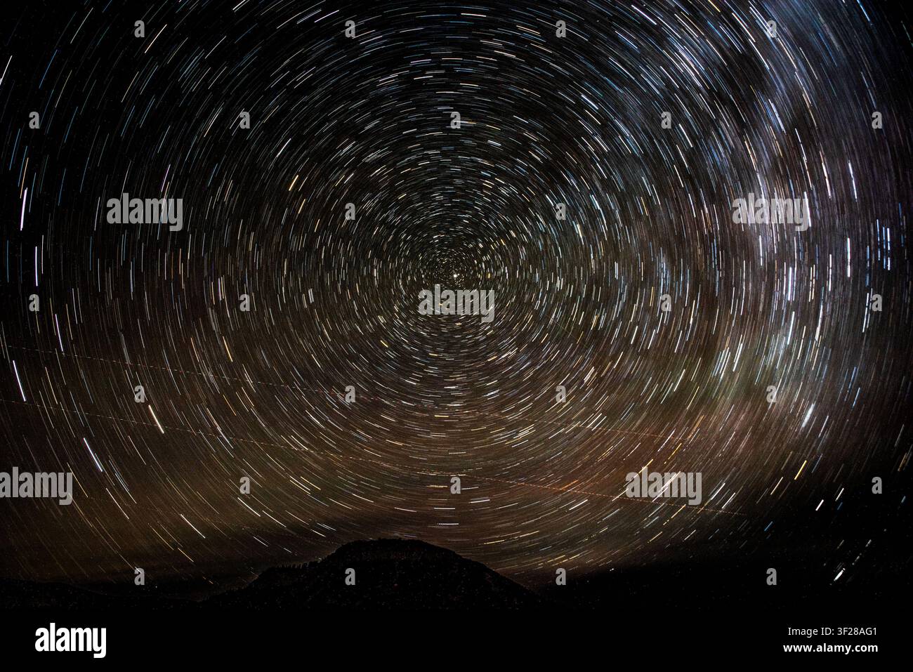 Schiere di stelle circolari che ruotano nel cielo notturno Foto Stock