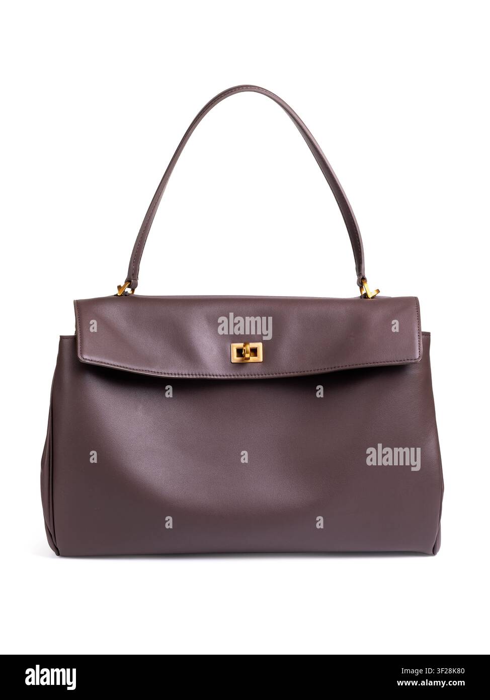 Borsa in pelle media da donna, marrone cioccolato con chiusura a torsione dorata e flap, isolata su sfondo bianco, vista frontale Foto Stock