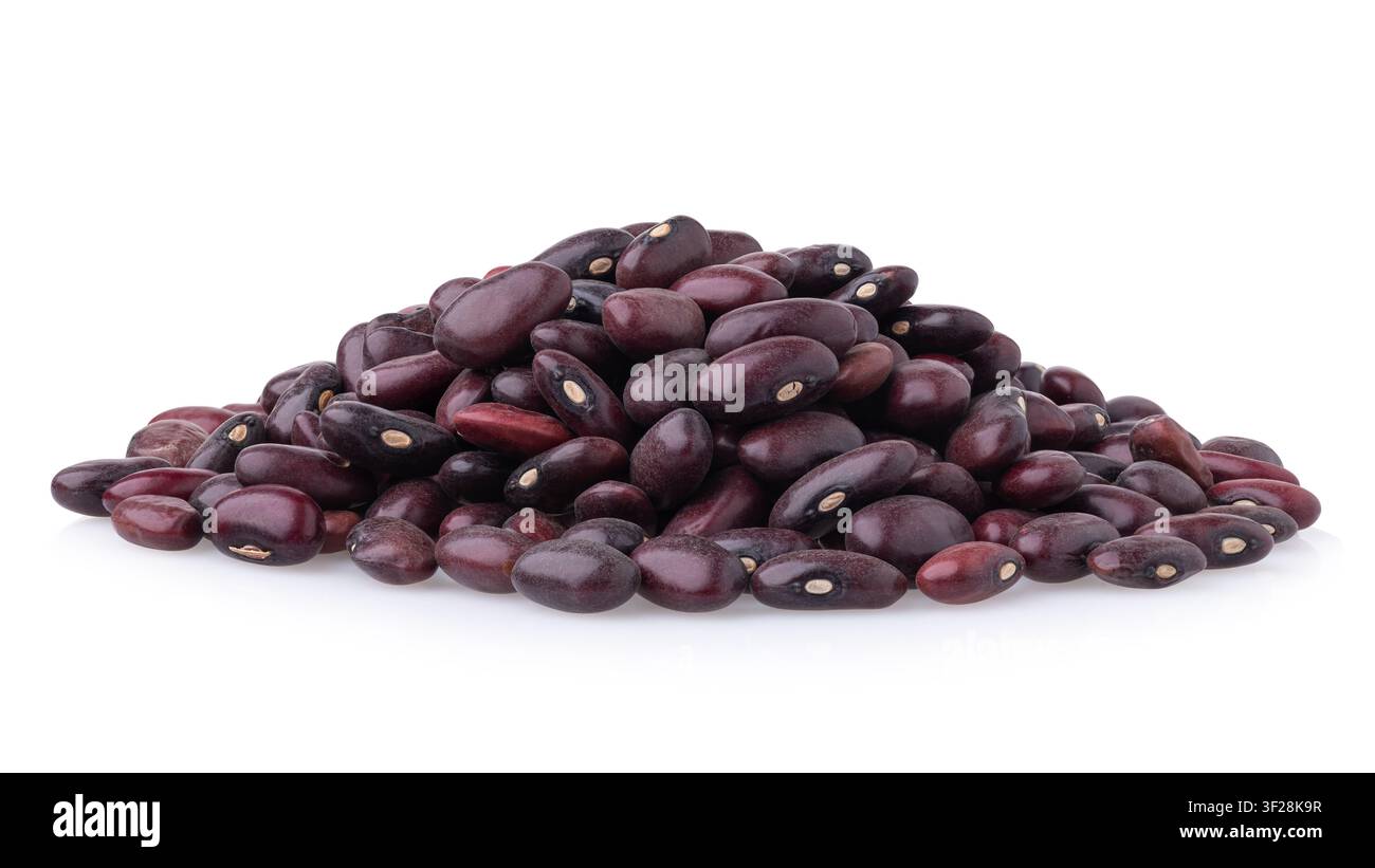 Mucchio di fagioli rossi secchi marrone scuro isolati su sfondo bianco, vista laterale Foto Stock