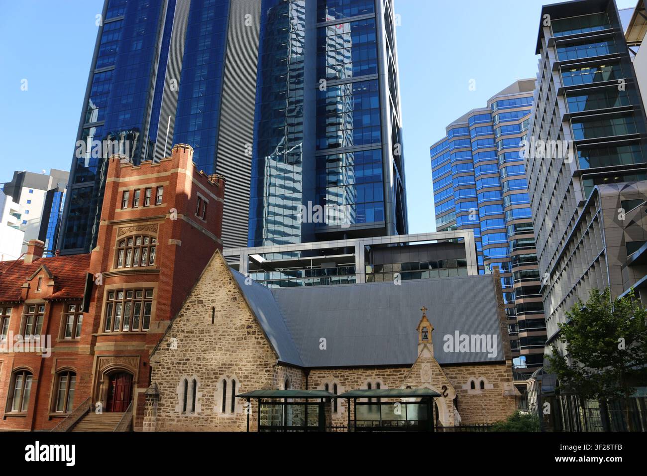 Edificio del patrimonio storico circondato da torri di uffici moderni a Perth, Australia Occidentale, Australia. Foto Stock