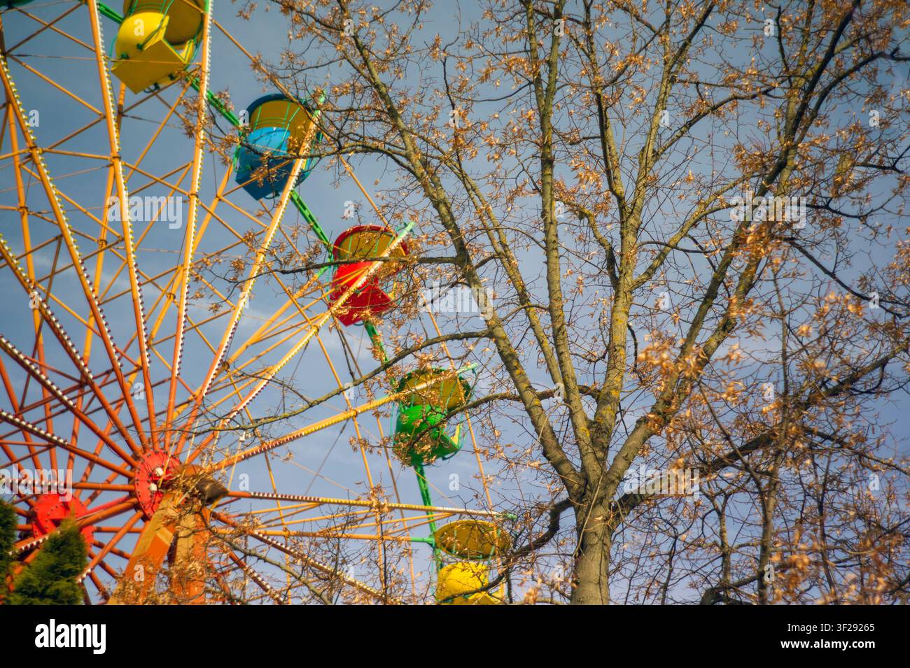 una giostra in un parco contro il cielo blu, nessuna persona Foto Stock