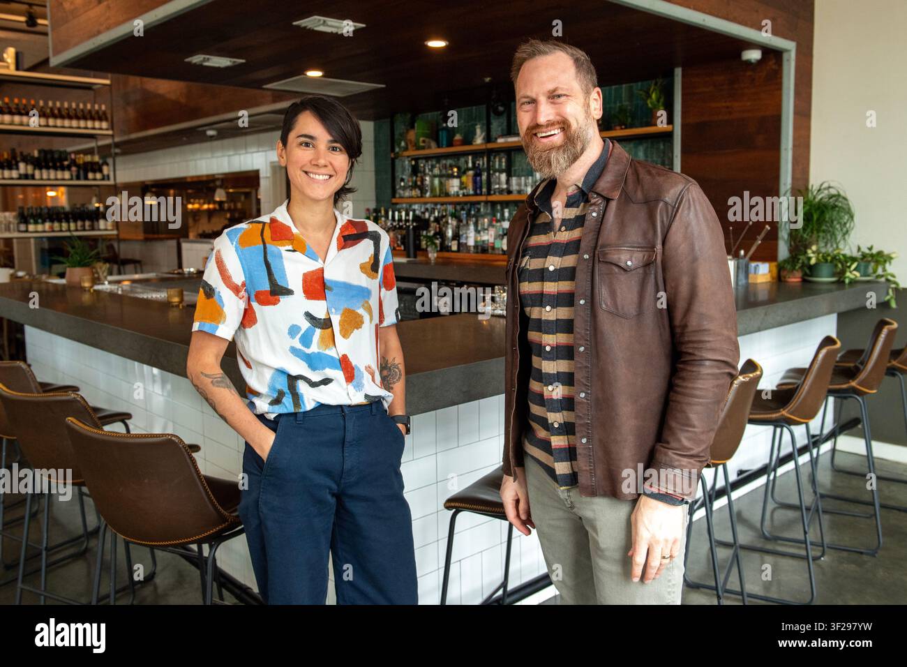 Chef di Emmer & Rye Kevin Fink (a sinistra) e Alexa Mejia, Austin, Texas, 8 gennaio 2025. (Foto di John Anderson) Foto Stock