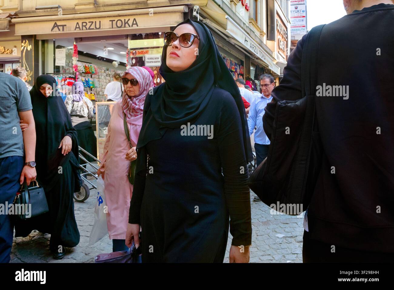 Donna turca moderna con occhiali da sole, hijab e rossetto, via Sabuncu Han, distretto di Fatih, Istanbul, Turchia, Türkiye, Europa Foto Stock