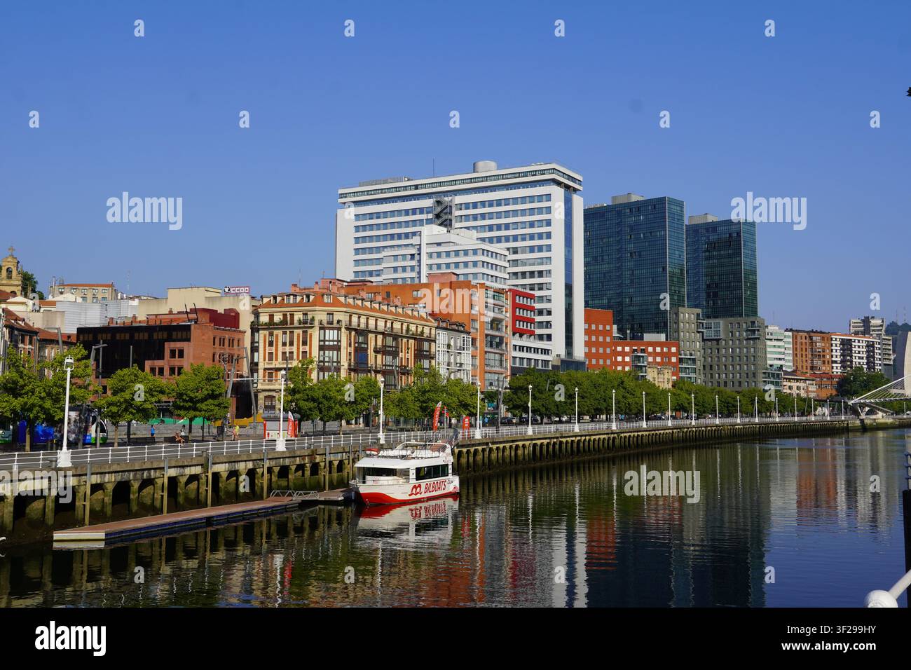 Bilbao, Spagna, 11 luglio 2026. Vista della città e del fiume Foto Stock