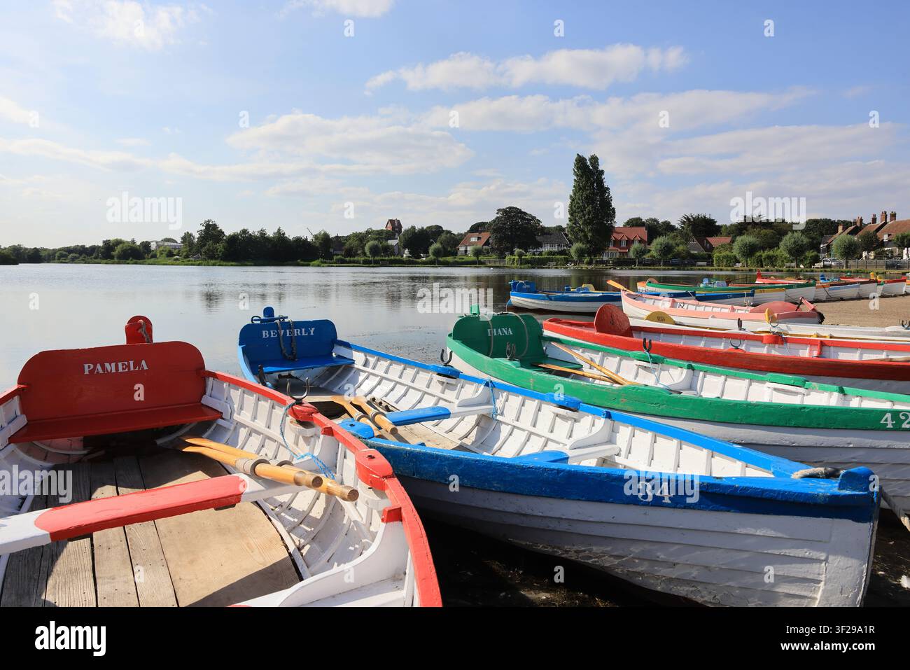 Thorpeness, villaggio balneare nell’East Suffolk all’interno dell’AONB, concepito da Glencairn Stuart Ogilvie nel 1910, con il serbatoio d’acqua House in the Clouds. Foto Stock