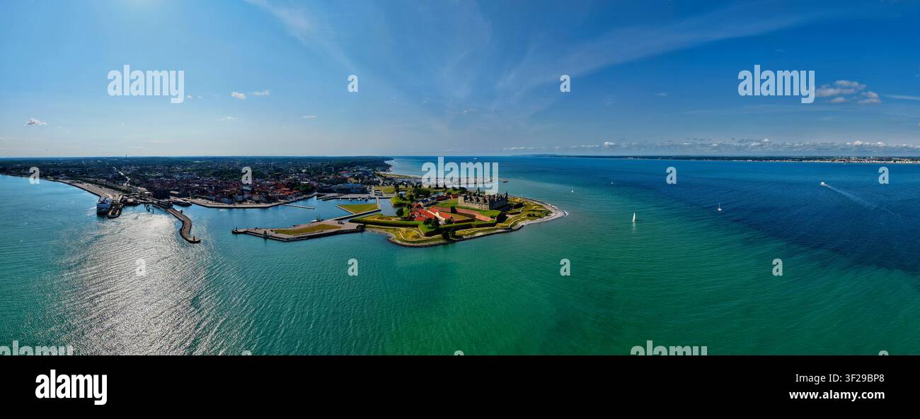 Veduta aerea del castello di Kronborg situato sulla costa con la città storica di Helsingør e le acque blu dello stretto di Øresund a Helsingør, Danimarca Foto Stock