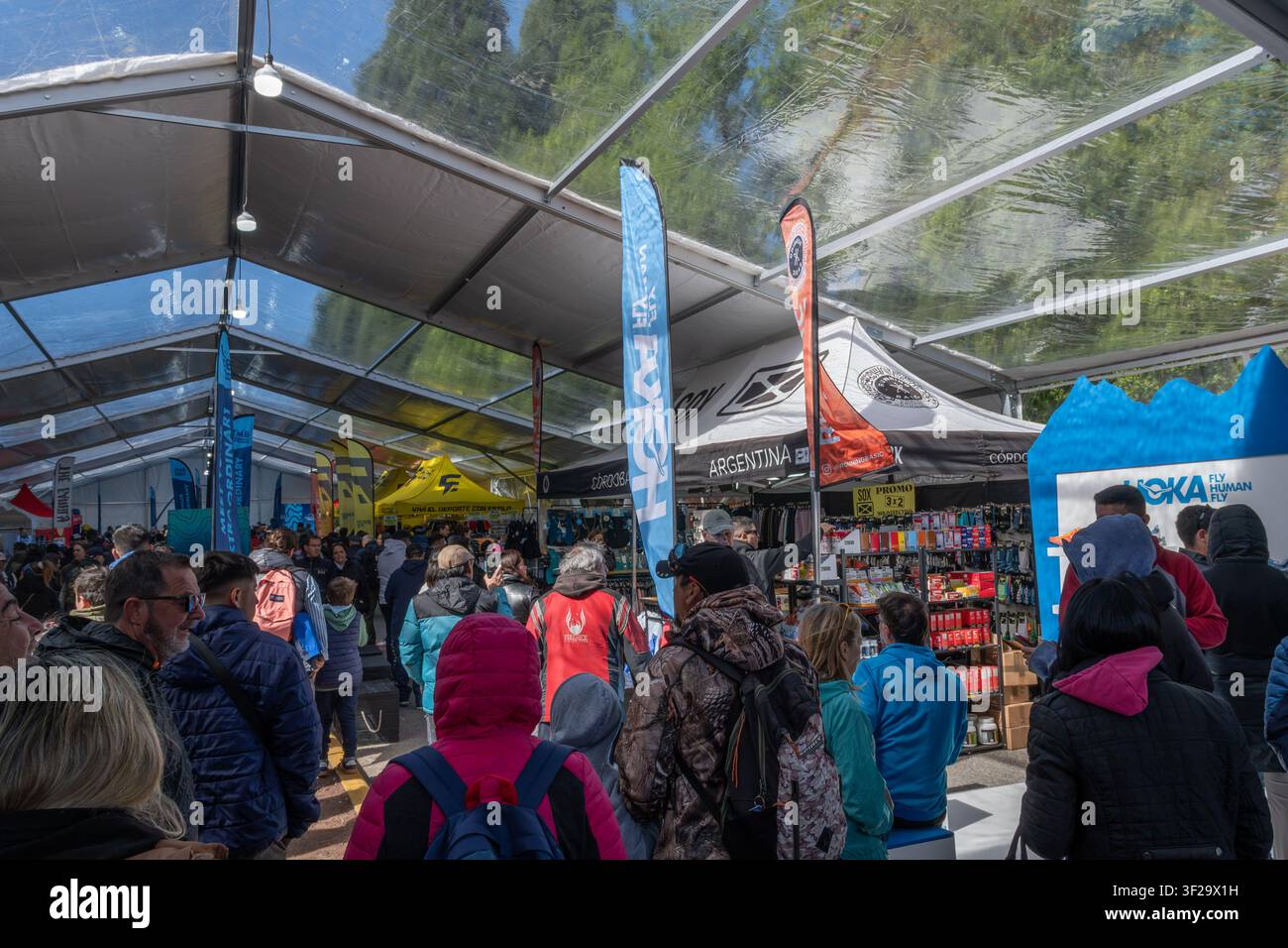 Bariloche, Patagonia, Argentina – 18 novembre 2025: persone che sfogliano prodotti e interagiscono con marchi all'UTMB World Series a Patagonia Bariloche, Arg Foto Stock