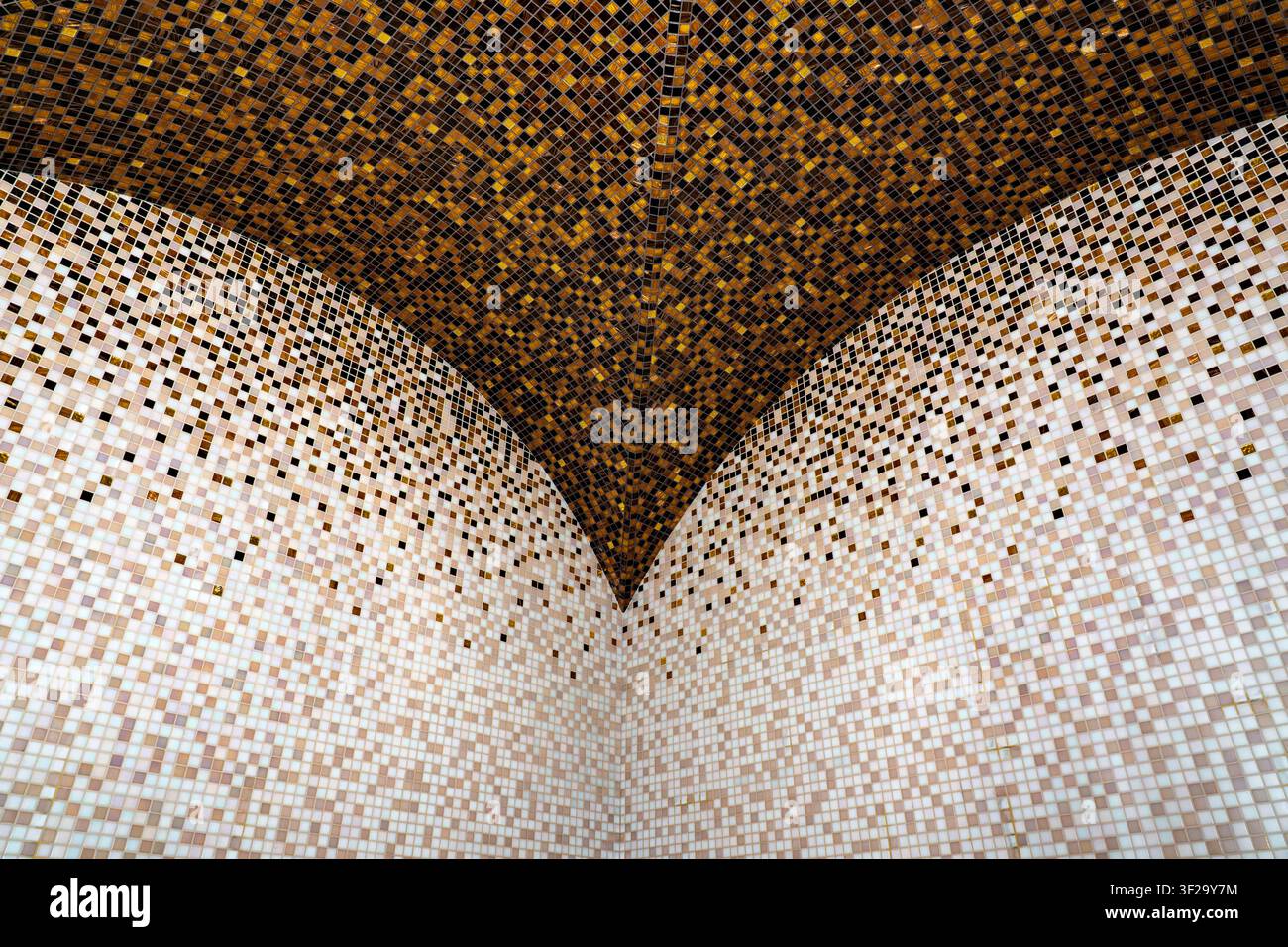 Angolo del soffitto a piastrelle mosaicate simmetriche con motivo sfumato dorato, dettaglio architettonico di lusso di un hammam spa, motivo mosaico astratto Foto Stock