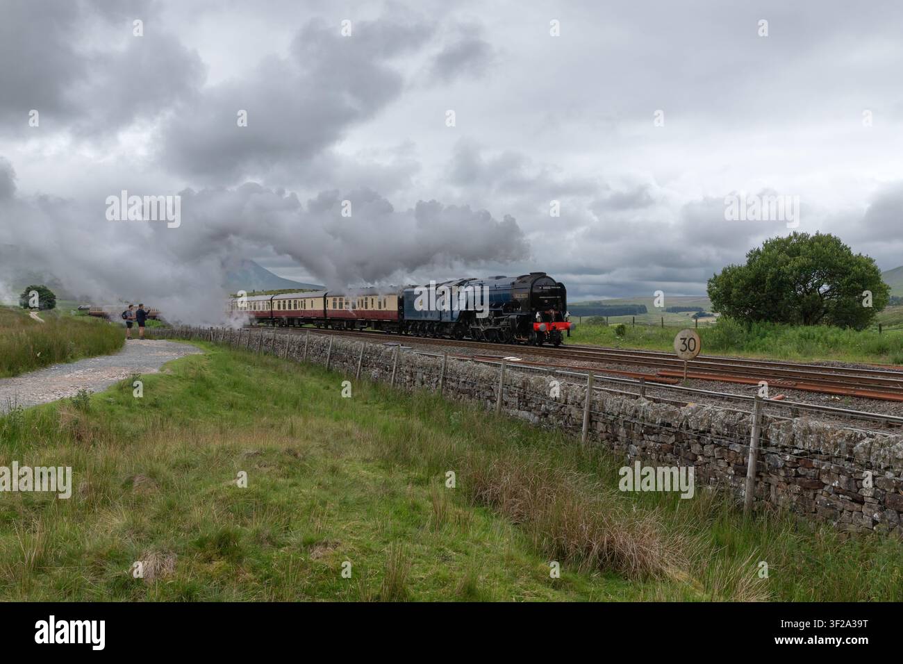 Il nordbound Saphos Fellsman con A2 60532 Blue Peter al comando accelera dal Viadotto di Ribblehead verso la cabina di segnalazione di Blea Moor e il tunnel Foto Stock