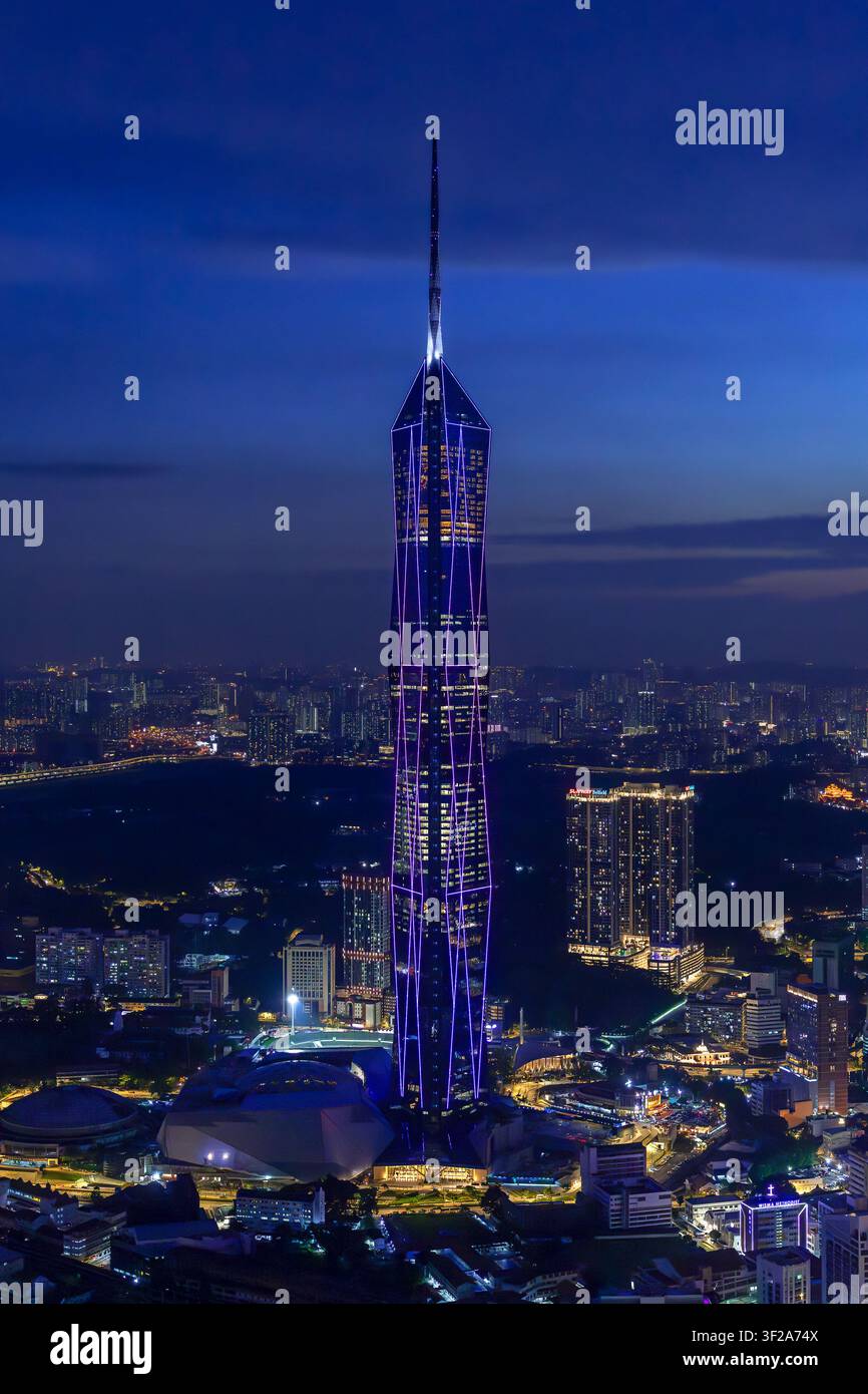 Merdeka 118 / Torre Merdeka, meggrattacielo neofuturistico illuminato al crepuscolo nella capitale Kuala Lumpur, l'edificio più alto della Malesia Foto Stock