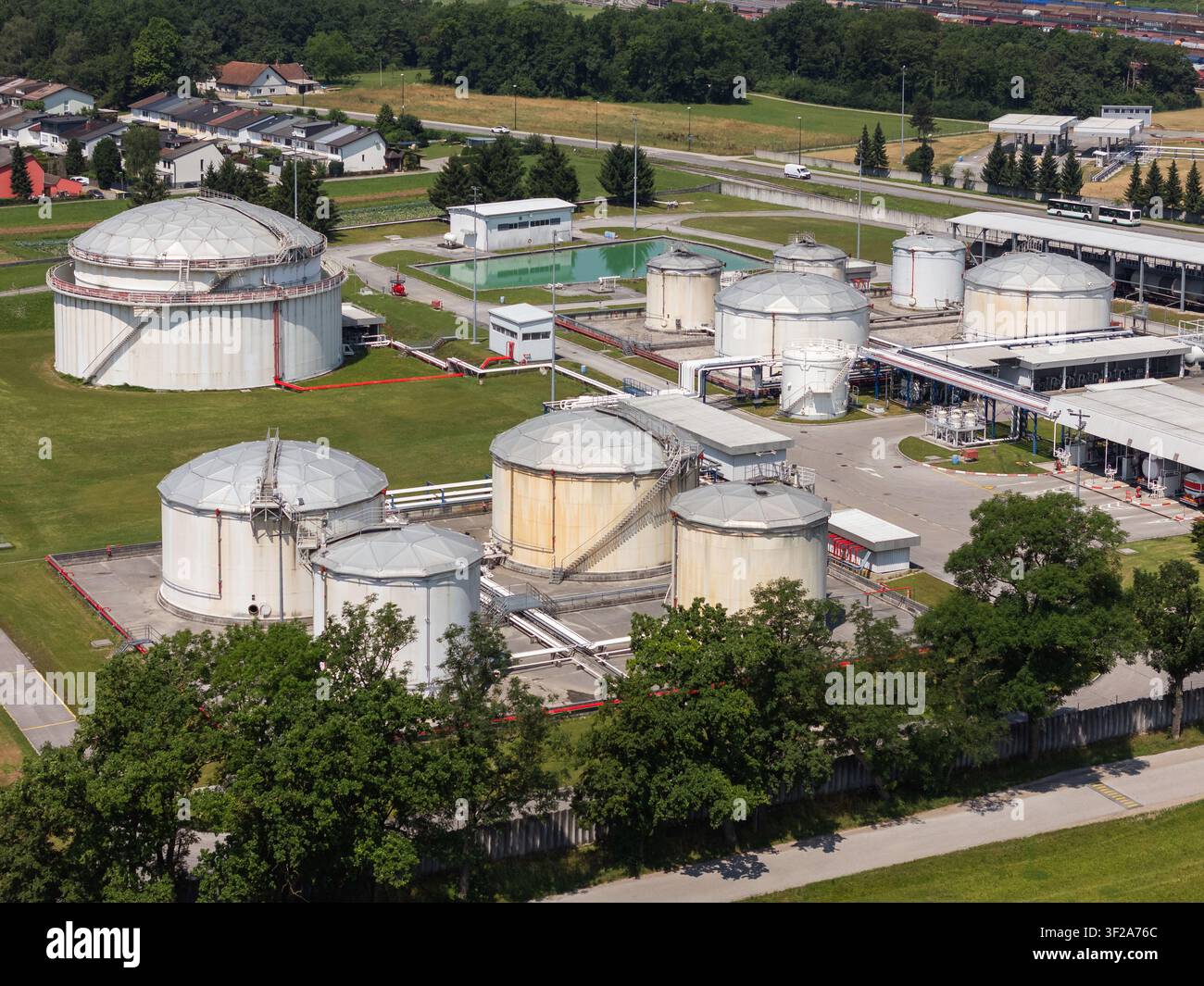 Una veduta aerea mostra un impianto di stoccaggio di petrolio con più serbatoi e tubazioni. Questo sito supporta la distribuzione di carburante e l'approvvigionamento energetico. Foto Stock