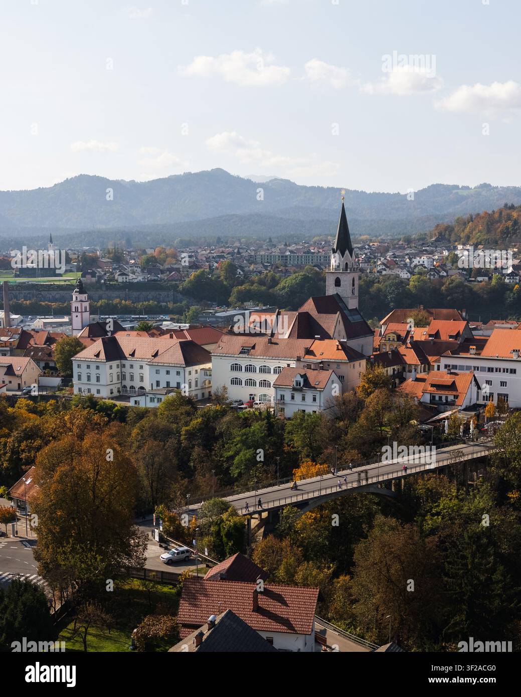 La città di Kranj mostra il suo centro storico, le torri delle chiese e le montagne vicine in Slovenia. Questa città ha una ricca storia e un paesaggio bellissimo. Foto Stock