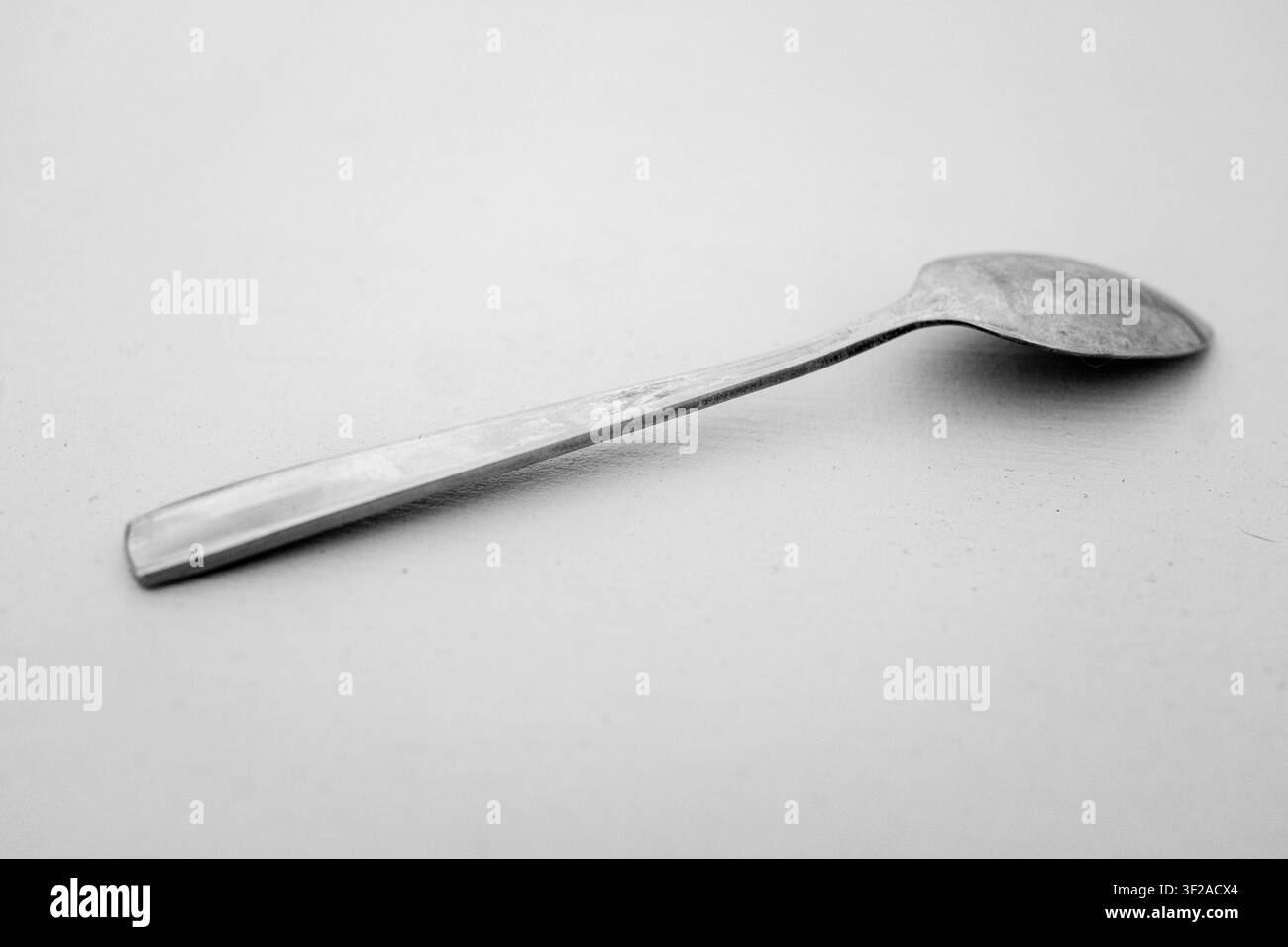 Corridoio con una finestra e una porta. Il corridoio è buio e vuoto. La finestra è aperta e la luce splende sul pavimento Foto Stock