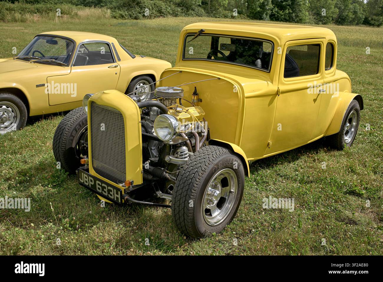 Veicolo Hot Rod Ford coupé del 1932, giallo. Fortemente modificato, con motore e sospensioni esposti, ispirato all'auto del film "American Graffiti". Foto Stock