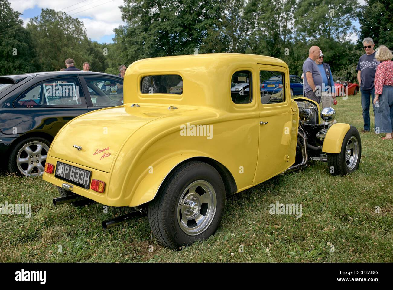 Veicolo Hot Rod Ford coupé del 1932, giallo. Fortemente modificato, con motore e sospensioni esposti, ispirato all'auto del film "American Graffiti". Foto Stock