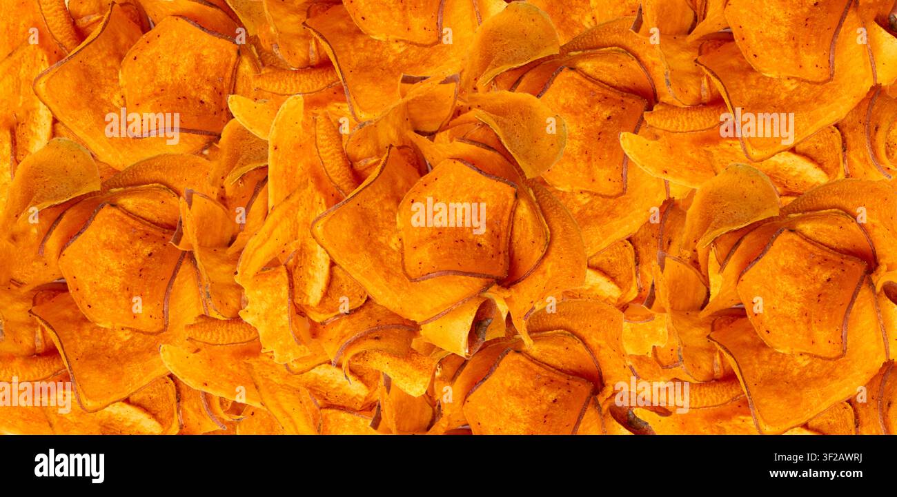 Modello di patatine dolci essiccate, carta da parati in verdure rosse affettate essiccate, pezzi di radice di Ipomoea batatas arancione, texture di patata dolce fritta essiccata ba Foto Stock