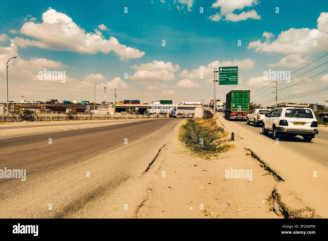 26 luglio 2026 - Traffico intenso e camion merci sulla strada di Mombasa vicino al ponte di pesa di Mlolongo - Syokimau, Kenya Foto Stock