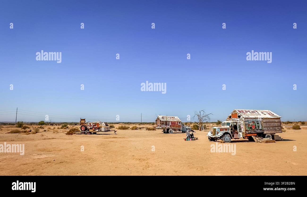 California, USA, 30 settembre 2024, veicolo decorato a Salvation Mountain, una collina nel deserto creata dall'artista Leonard Knight vicino a Slab City Foto Stock
