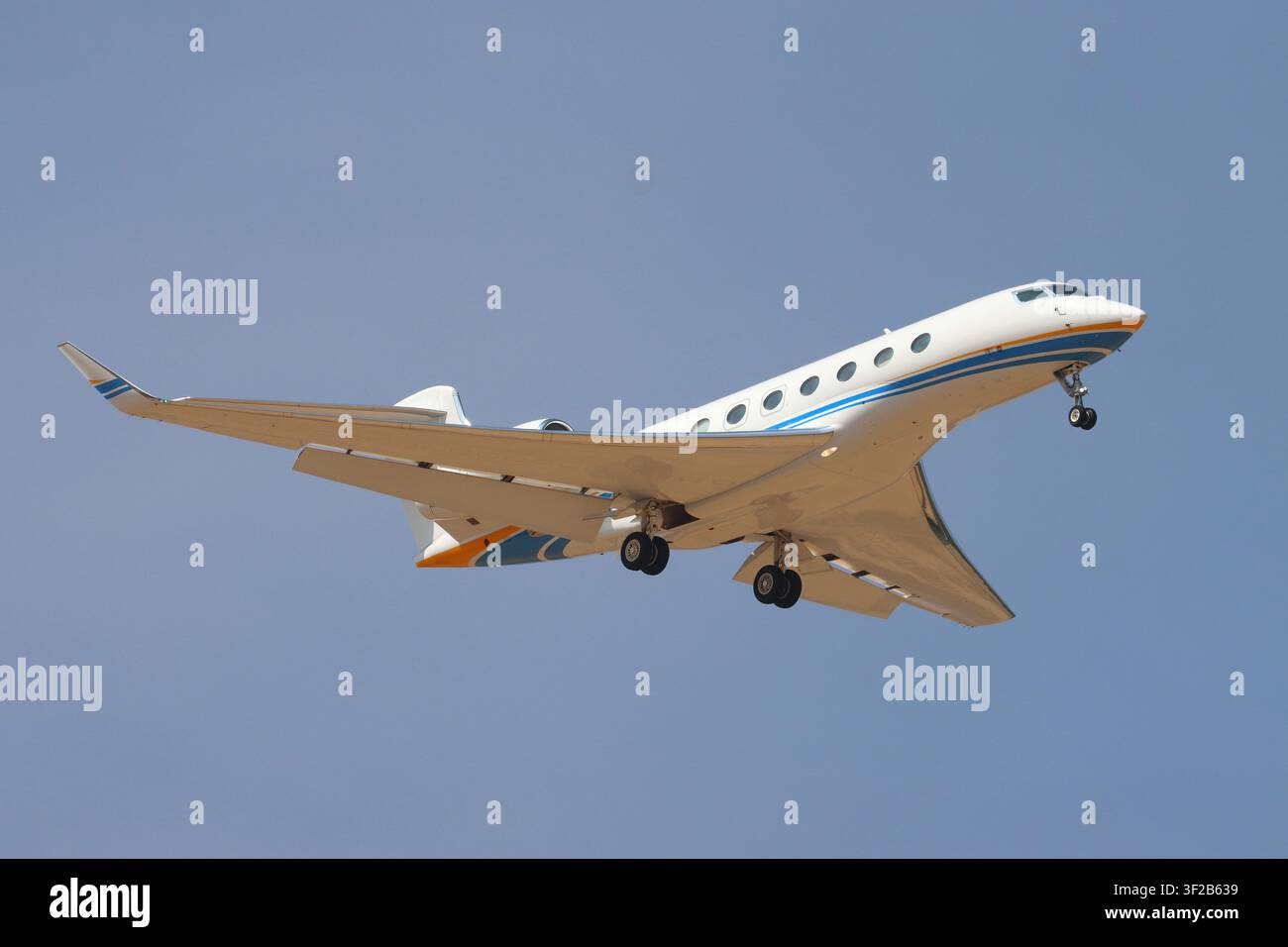 N70AG, Gulfstream G650ER, in avvicinamento finale all'aeroporto di Londra Stansted, Essex, Regno Unito il 17 luglio 2026 Foto Stock
