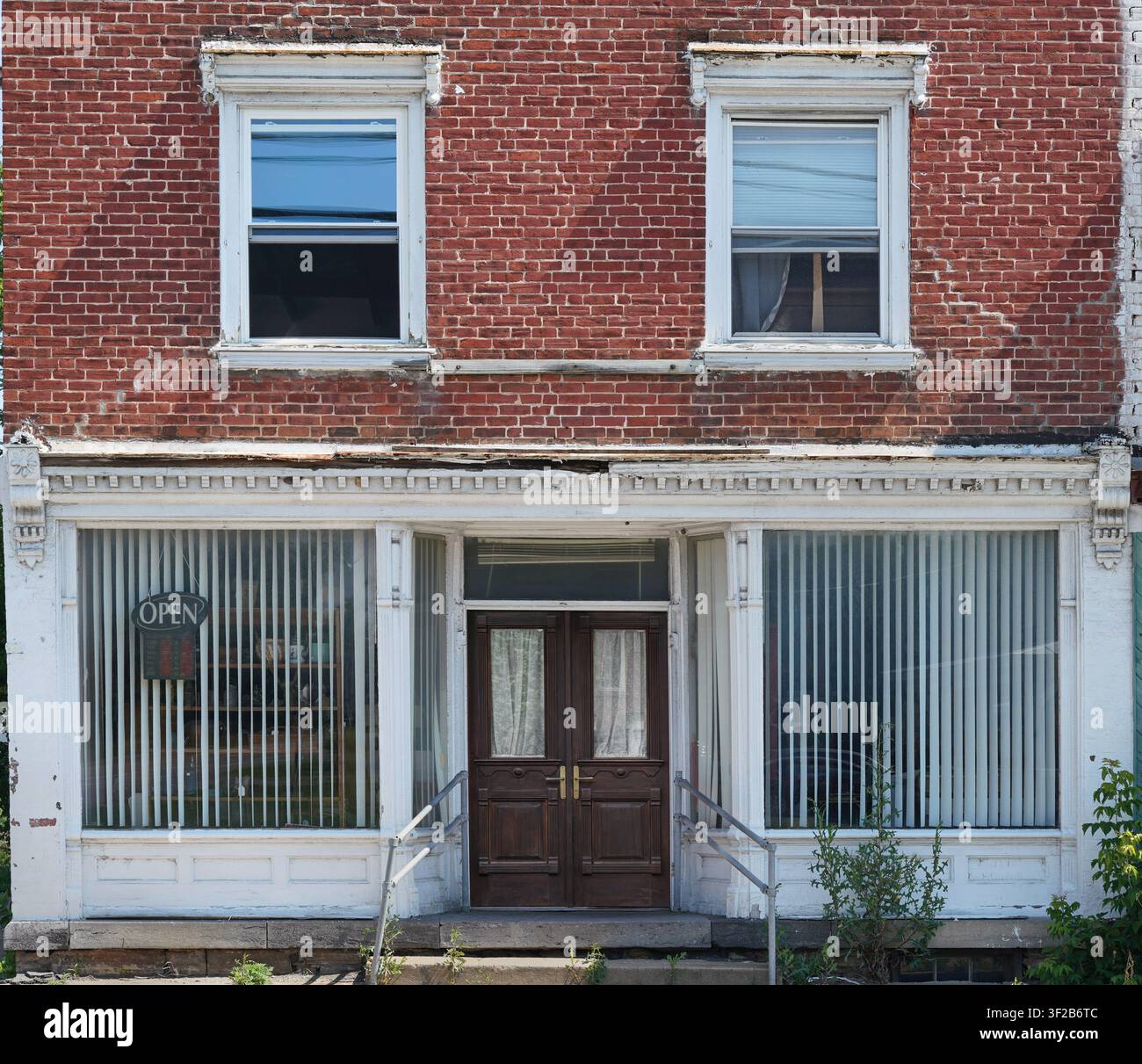 Edificio della strada principale di una piccola città americana in stile antico con negozio o ufficio al piano terra Foto Stock