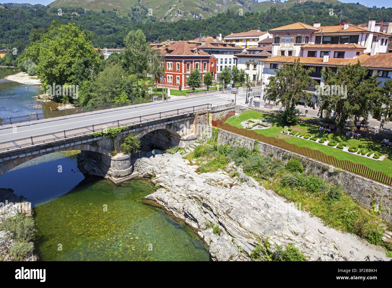 Panoramica del villaggio di Cangas de Onis e del fiume Sella, principato delle Asturie, Spagna Foto Stock