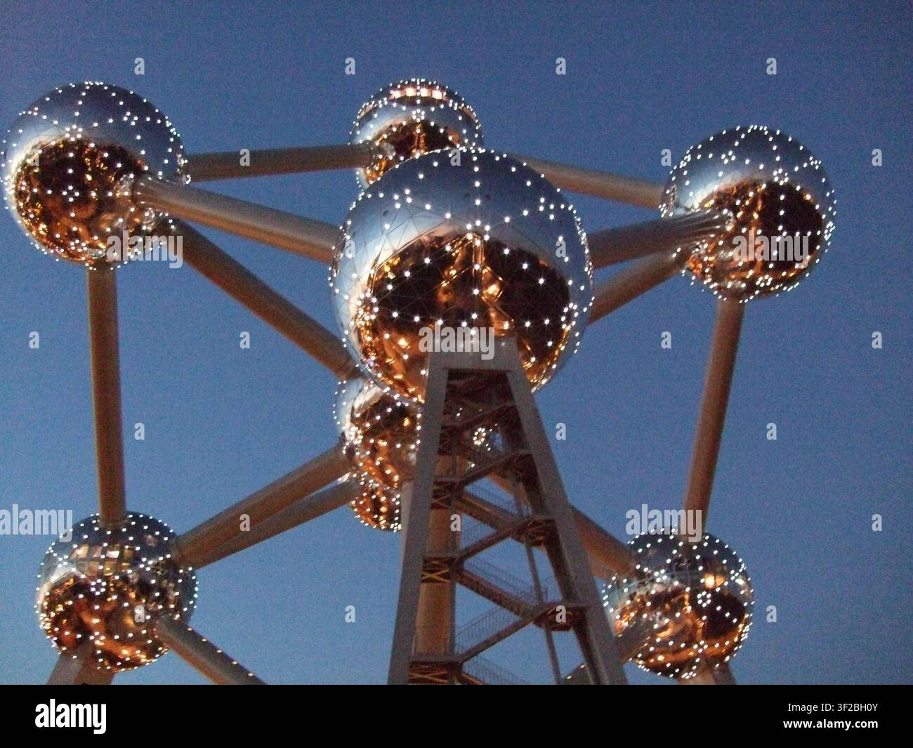 Atomium illuminato di notte a Bruxelles, Belgio Foto Stock
