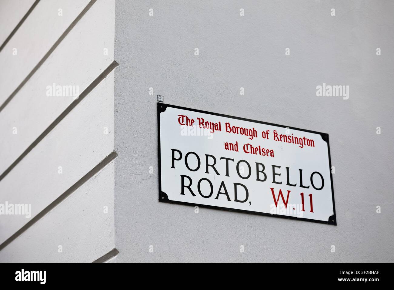 Insegna stradale Portobello Road W11 su un muro bianco nel Royal Borough di Kensington and Chelsea, Notting Hill, ovest di Londra, Inghilterra, Regno Unito Foto Stock