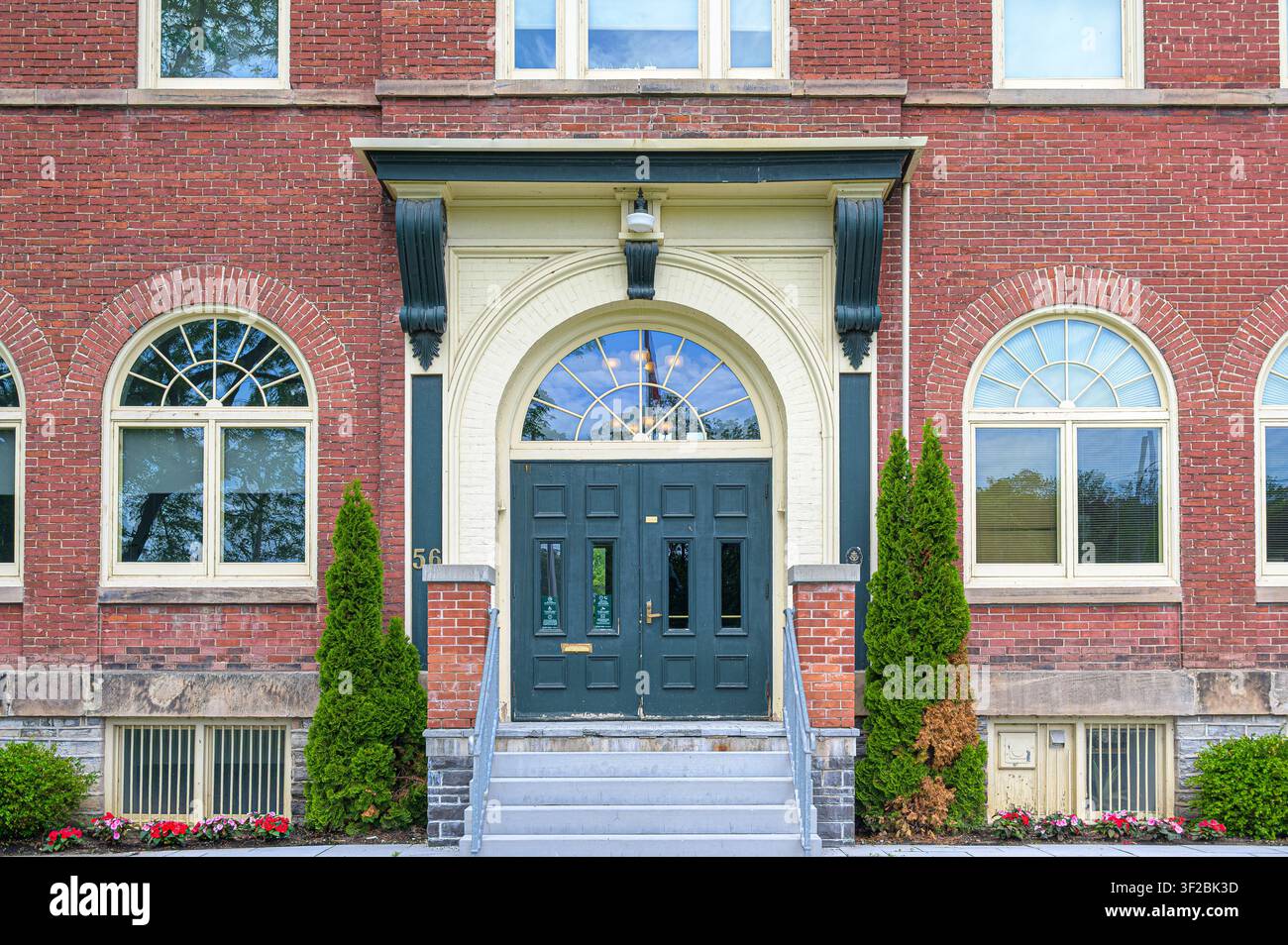 Porta d'ingresso degli uffici amministrativi del comune di Port Hope, un edificio storico locale Foto Stock
