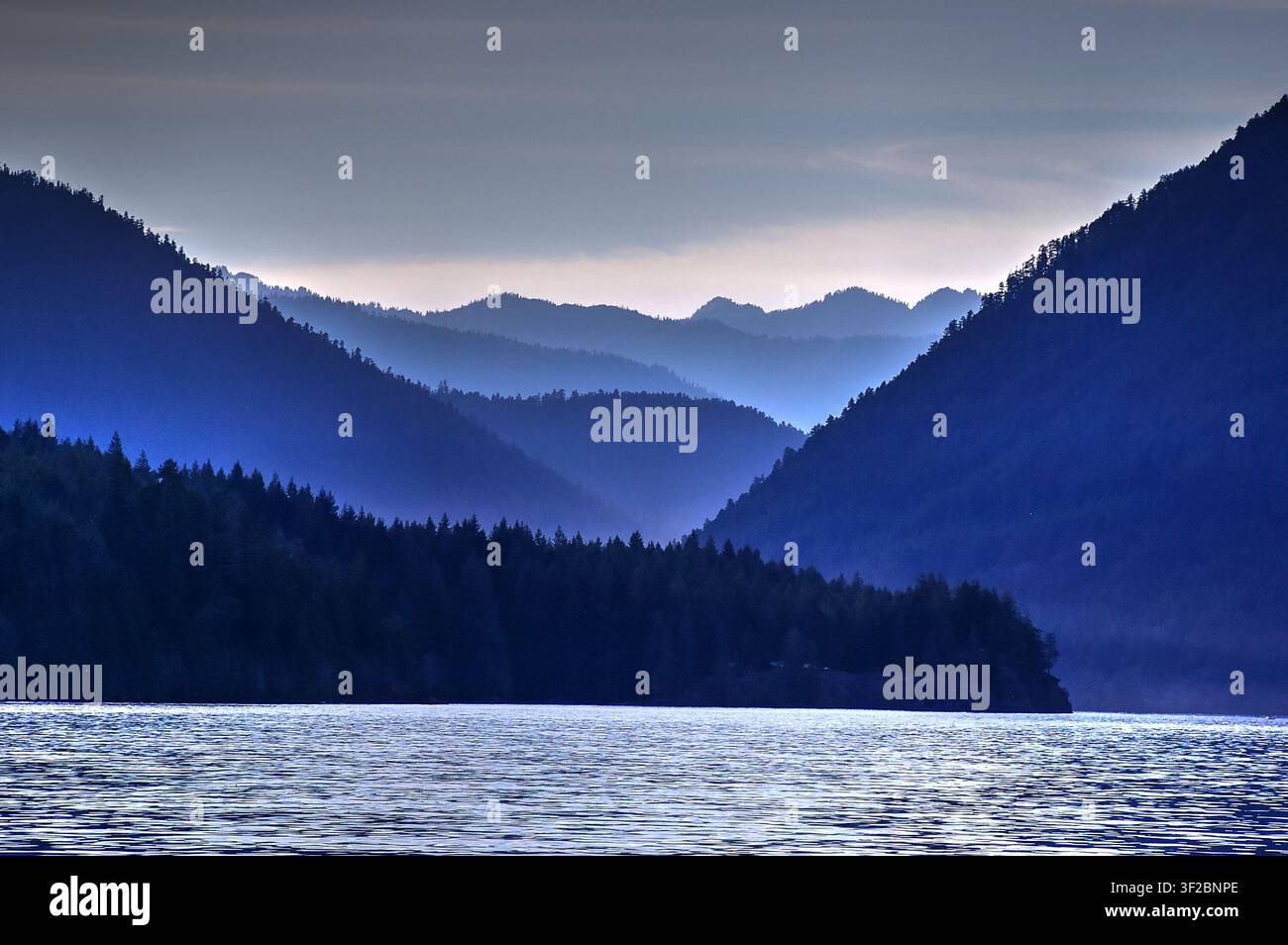 Tramonto al lago Cushman Foto Stock