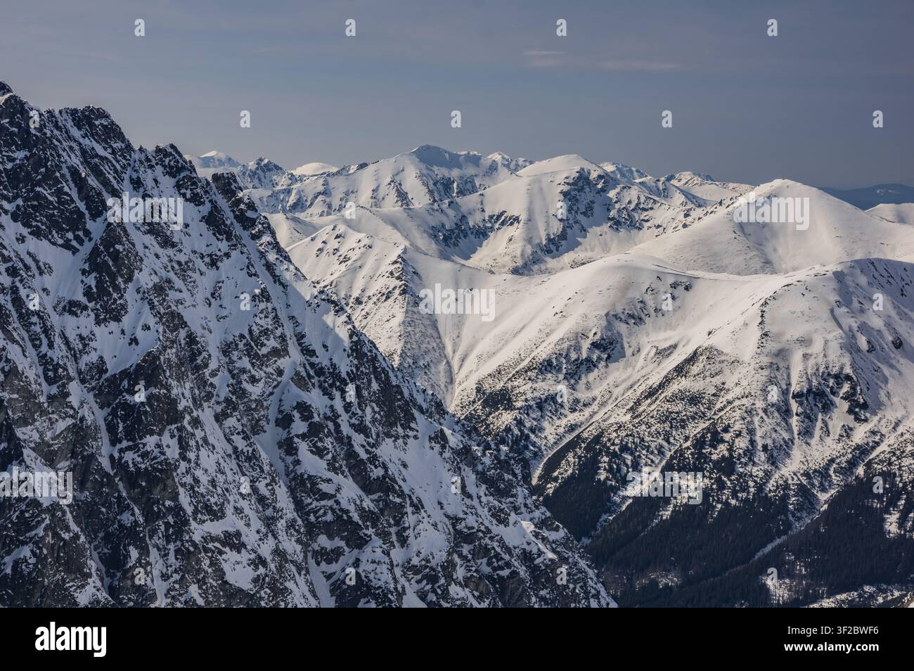 Vista aerea della catena montuosa innevata di Liptovske kopy vista da Koprovsky Stit, Vysoke Tatry, regione di Prešov, Slovacchia. Foto Stock