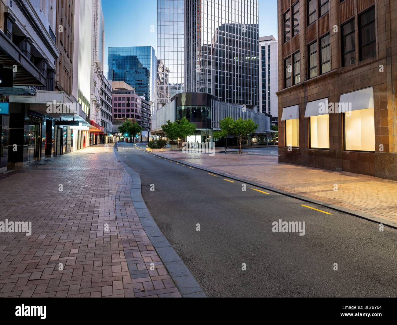 Sfondo auto, piastra posteriore automobilistica, strada commerciale atmosferica del centro città circondata da edifici tradizionali per uffici e negozi di notte Foto Stock