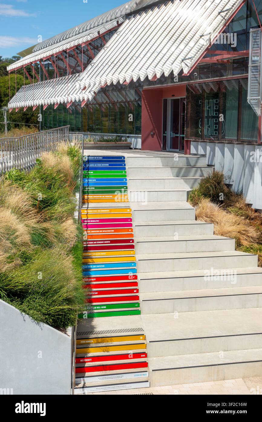 Obiettivi di sviluppo sostenibile delle Nazioni Unite SDGs sui gradini del campus dell'Università della Tasmania UTAS Launceston Inveresk The Shed building Foto Stock