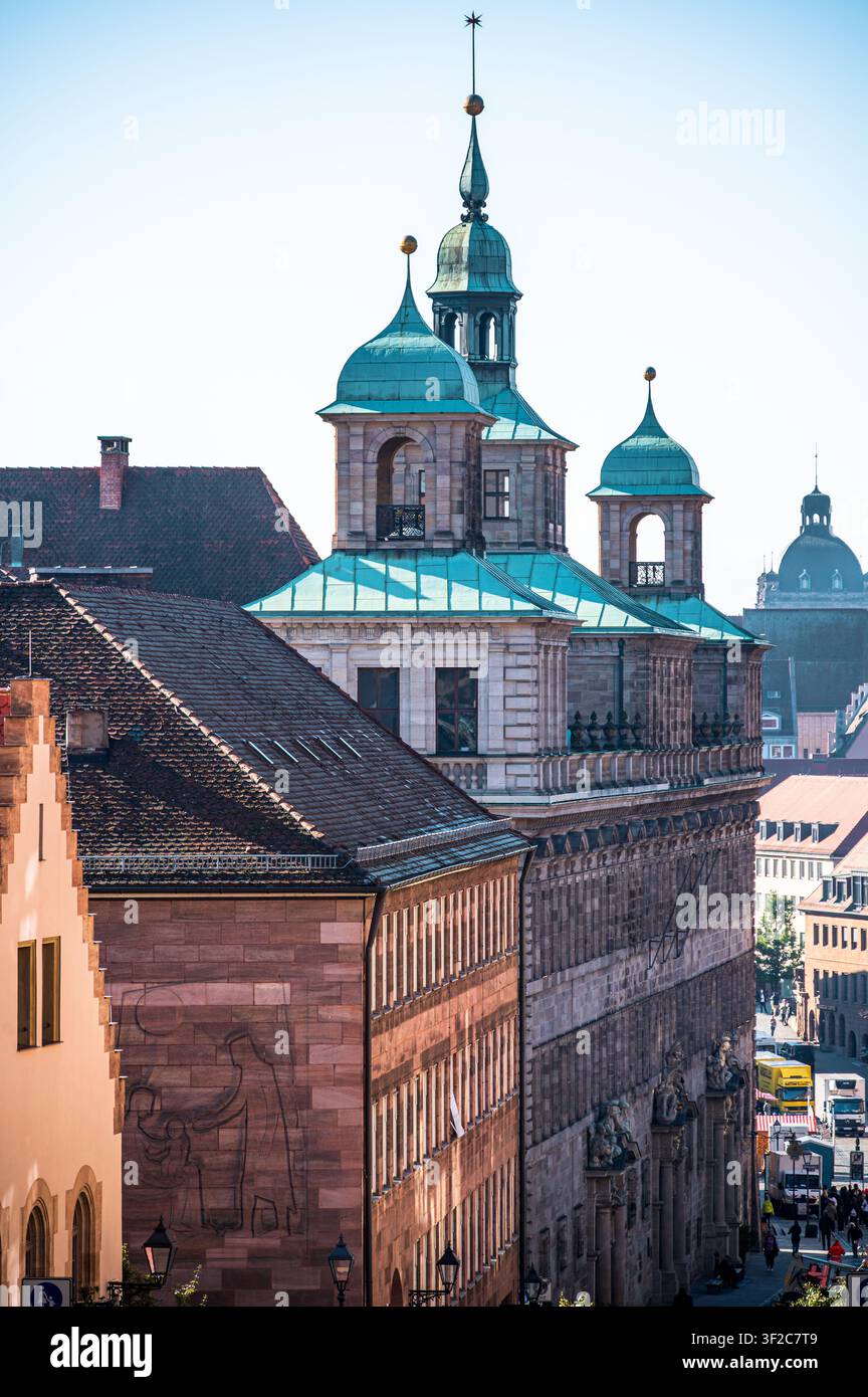 Paesaggio urbano verticale del centro storico di Norimberga, Germania, che mostra edifici storici in pietra con cupole verdi di rame e dettagli architettonici elaborati. Foto Stock