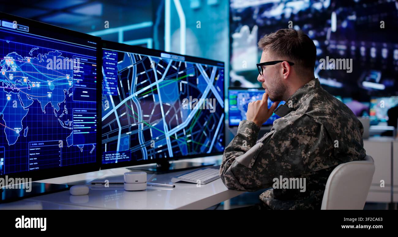 Il comandante militare utilizza un computer e una mappa per la pianificazione strategica del campo di battaglia. Foto Stock